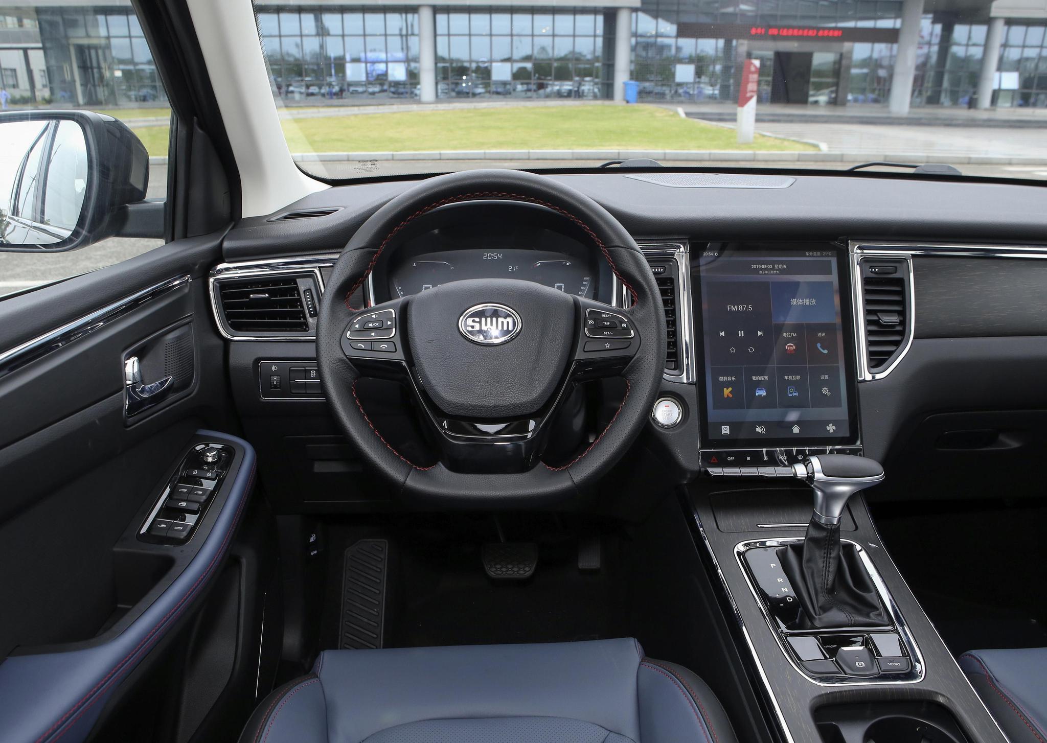 swm斯威g05采用全新设计风格,中控竖屏十分抢眼球