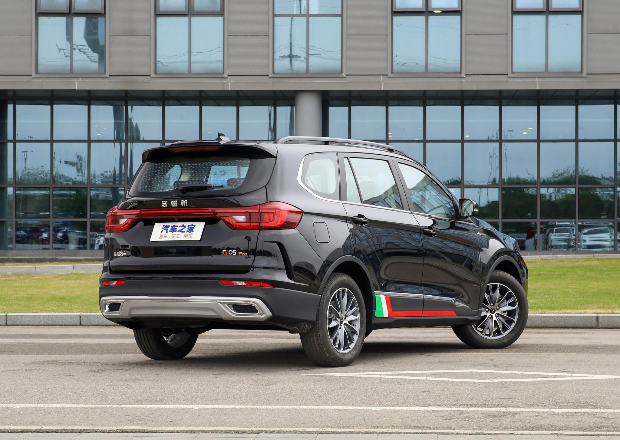 swm斯威g05采用全新设计风格,中控竖屏十分抢眼球