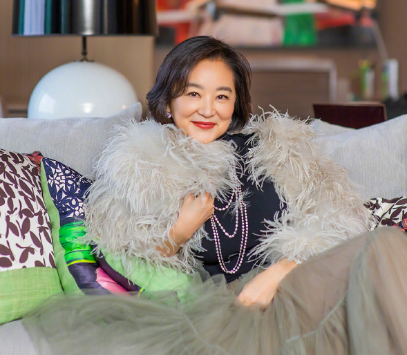 66岁林青霞近况曝光，暴瘦22斤后颜值回春，气质出众一脸冻龄休闲区蓝鸢梦想 - Www.slyday.coM