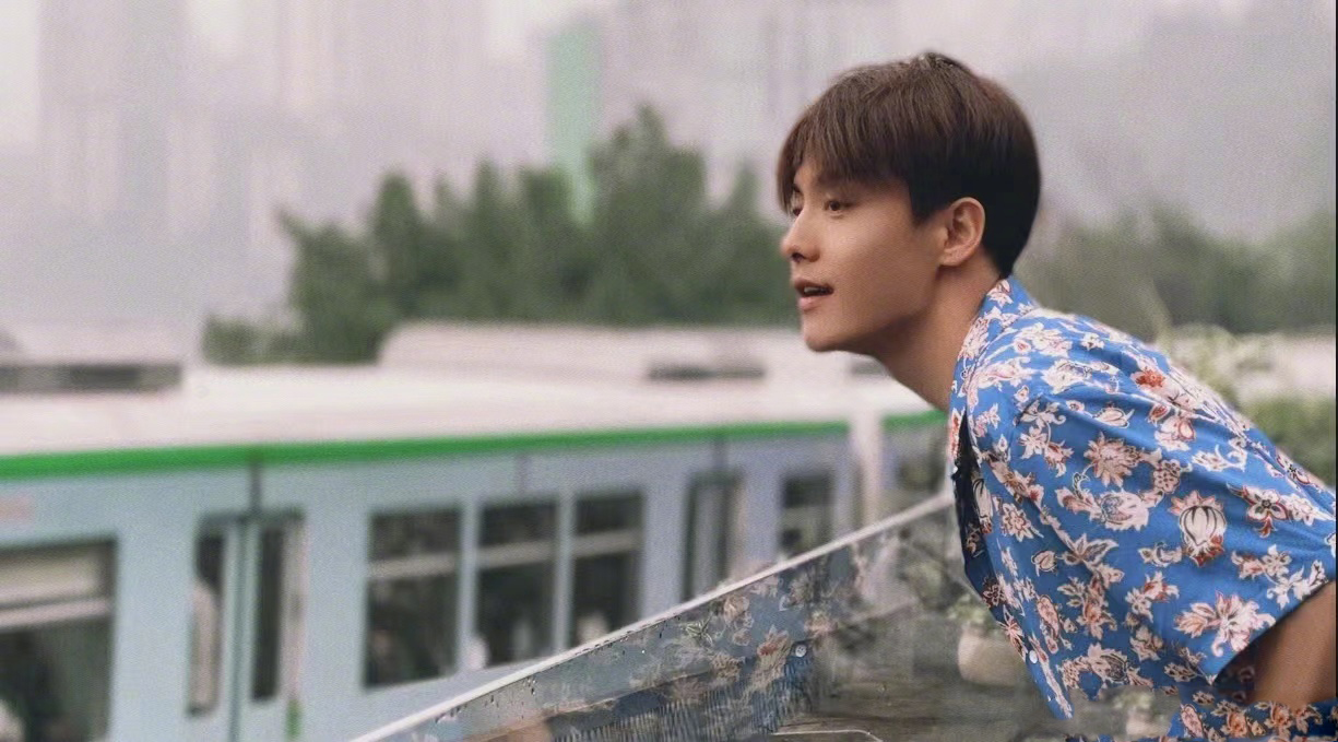 马天宇蓝色衬衫随拍上线!