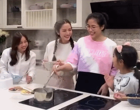 泰剧女神Aff带女儿看望Push夫妇,却引来前夫宋干爸爸的担忧休闲区蓝鸢梦想 - Www.slyday.coM 泰剧女神Aff带女儿看望Push夫妇,却引来前夫宋干爸爸的担忧休闲区蓝鸢梦想 - Www.slyday.coM