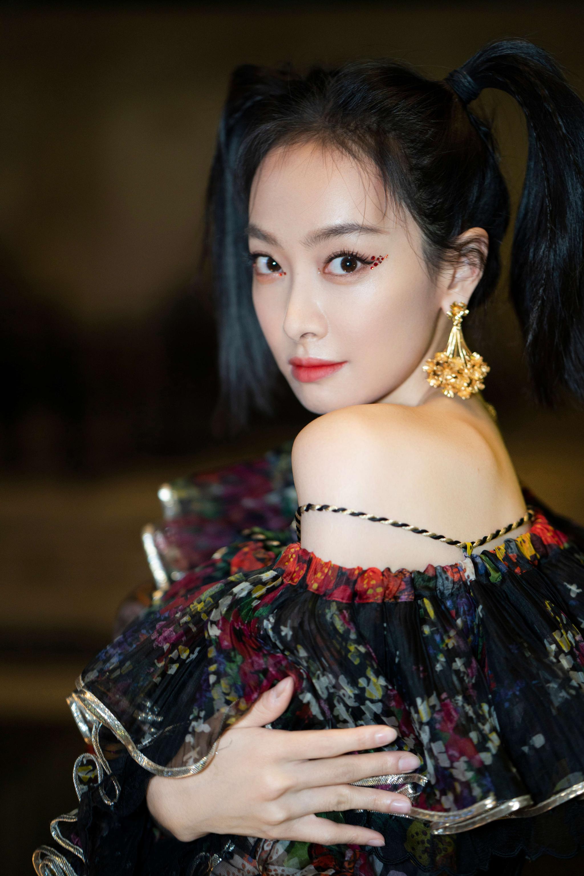 宋茜湖南卫视双11晚会嗨唱青岛rap双马尾亮相反转魅力爆棚