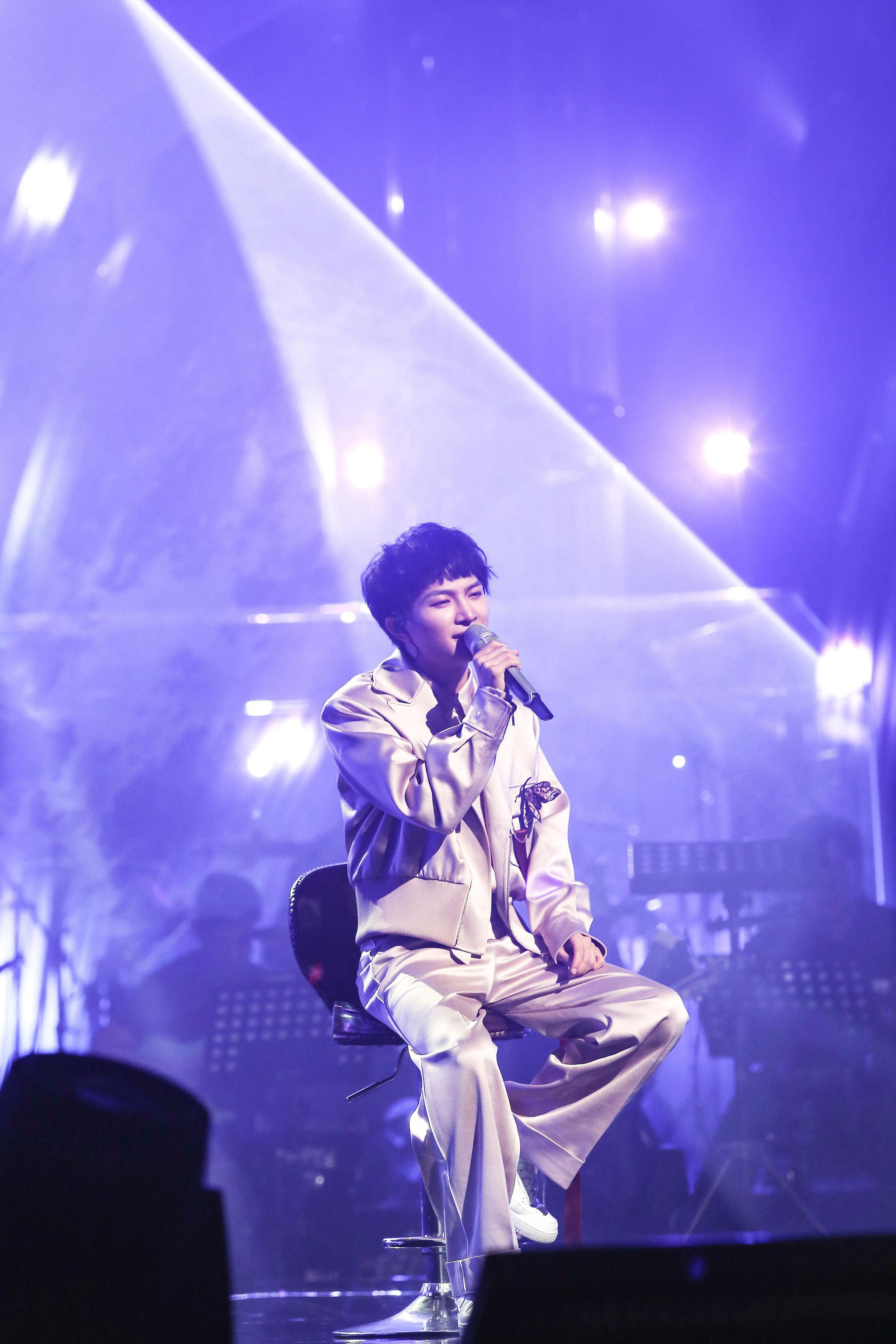 周深演绎《有可能的夜晚》 “晚安曲”温柔告白