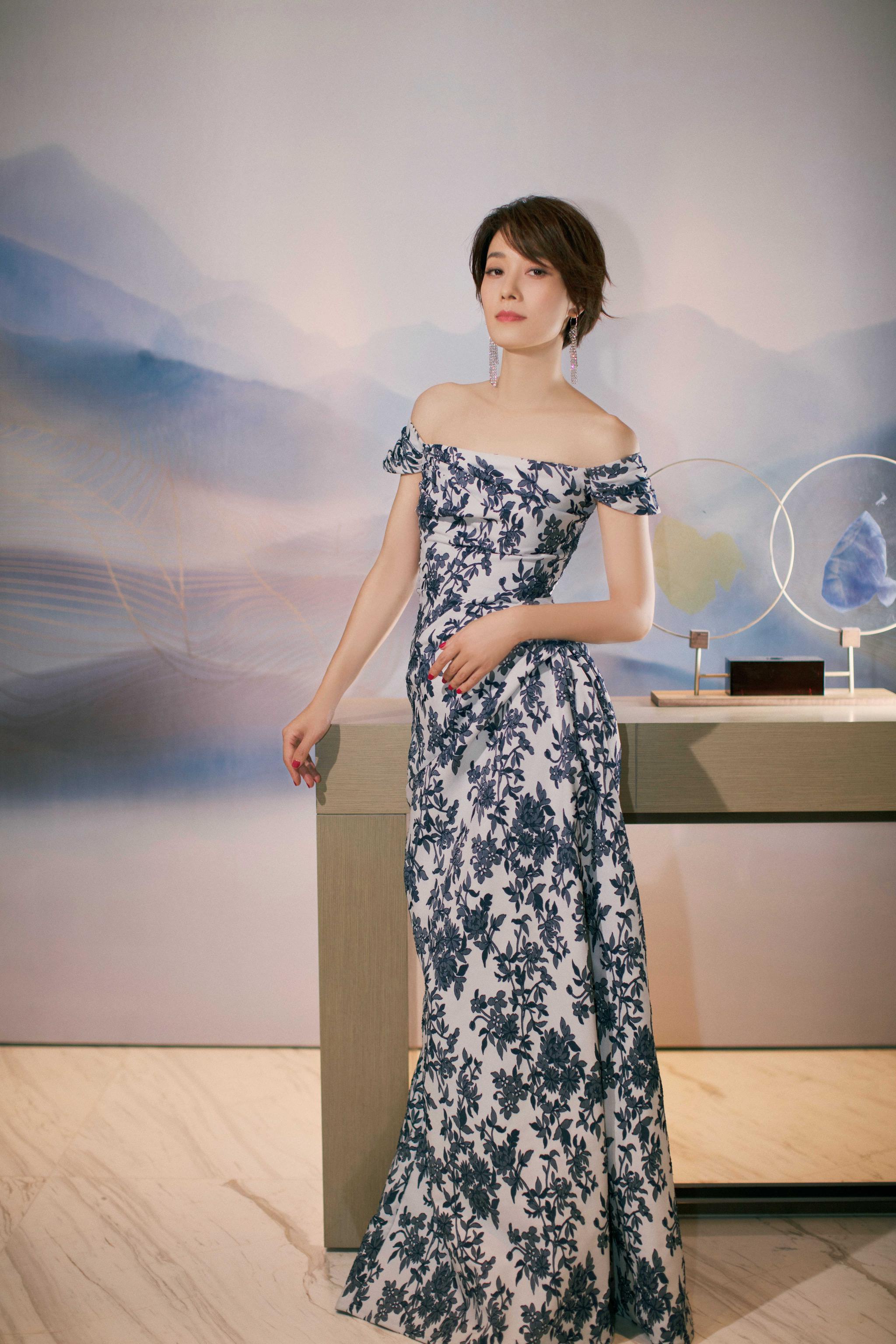 马伊琍亮相2020国剧盛典红毯青花瓷露肩长裙尽显优雅气质