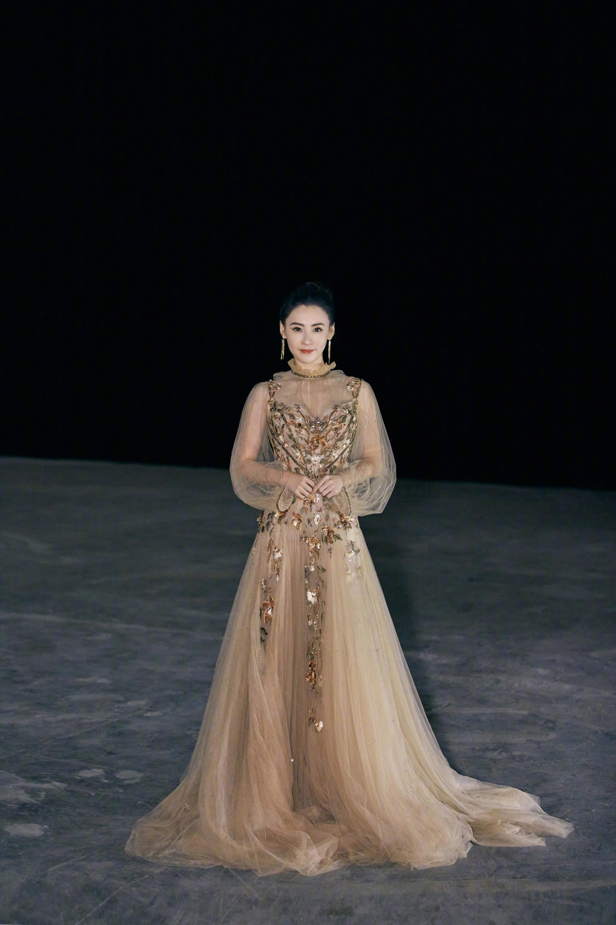 张柏芝官宣浪姐2,穿金色薄纱长裙美艳动人,妥妥的女团门面担当