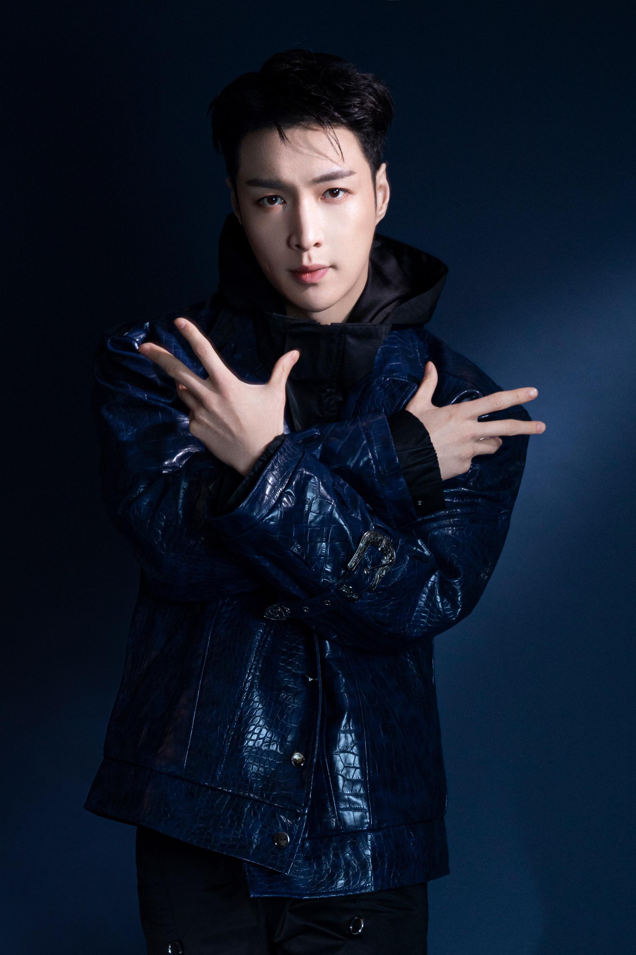 张艺兴唱作人录音室专辑先行曲joker上线抓耳旋律诠释另类人生