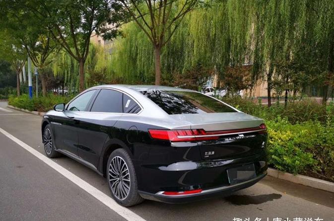 比亚迪汉dm改银黑双拼色豪华与运动并存气场不输迈巴赫