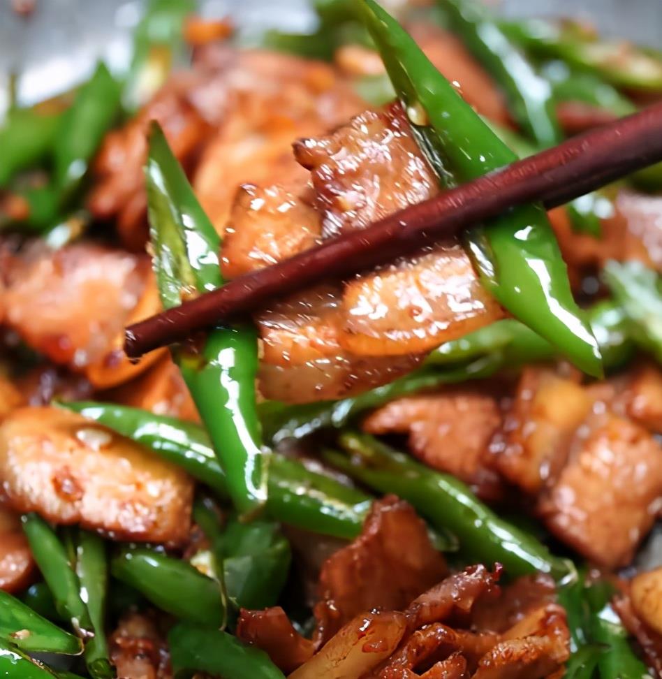 尖椒炒肉.到底是先抄尖椒还是先炒肉呢?怎么做才更好吃呢