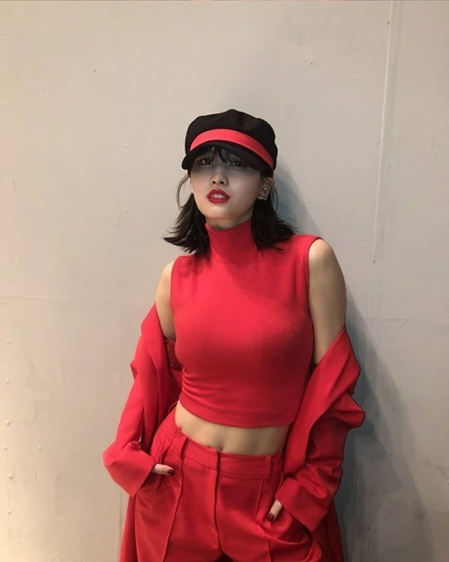 韩国女团twice成员momo社交网站发照展性感魅力