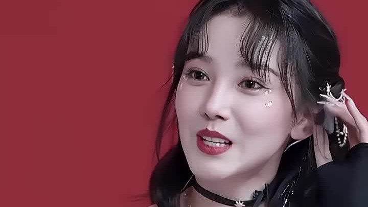 姐姐害羞模样太好看，陈小纭再现同款神态，瞬间引发网友热议