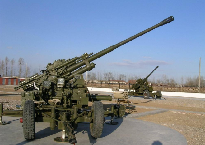 二战电影里高射炮防空作战中炮弹是如何做到在飞机附近爆炸的