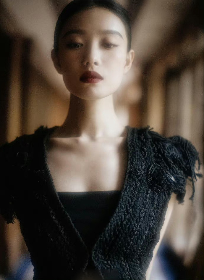 倪妮精致上扬眼妆搭配红唇盘发优雅高冷天鹅颈与红唇完美结合