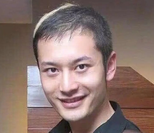 黄晓明大年初二现身剧组，给上百号人发红包，点头弯腰被夸善良休闲区蓝鸢梦想 - Www.slyday.coM