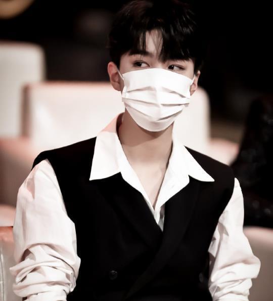 凯源领完奖坐一起互发消息,王源看手机屏一脸笑意,嗑到停不下来