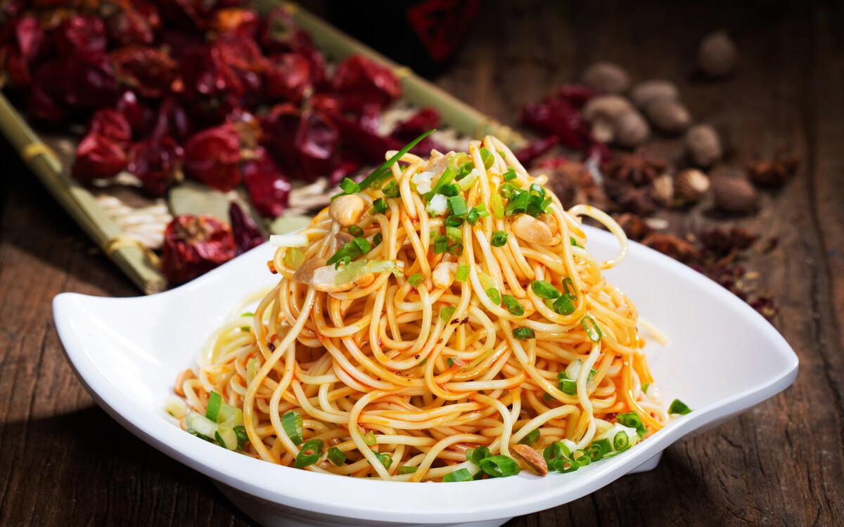 夏天想要吃的简单点,就选择凉拌面,还有西红柿鸡蛋面吧