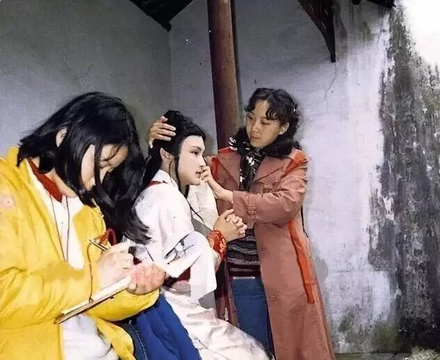 87版《红楼梦》幕后花絮:化妆师给演员现场化妆补妆,好认真