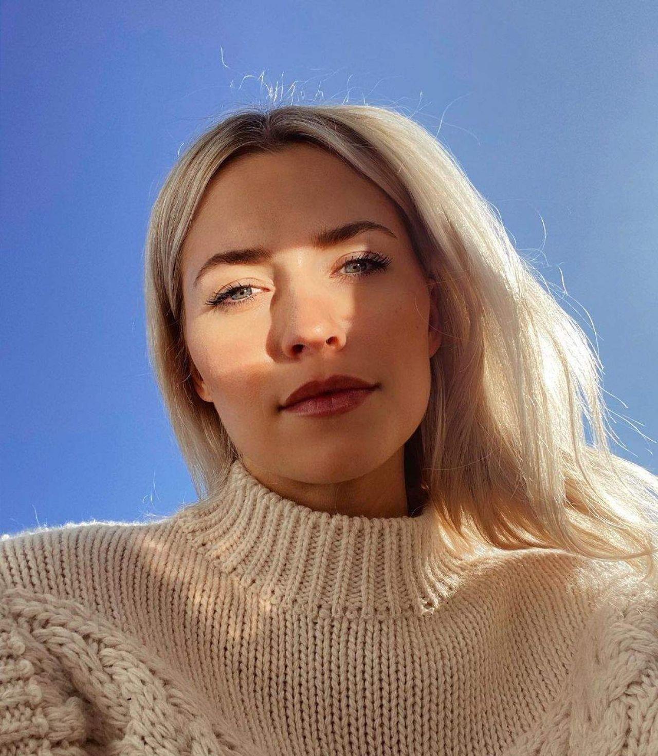 妩媚温柔的外国美女女星莉娜格尔克身穿运动装的自拍照片