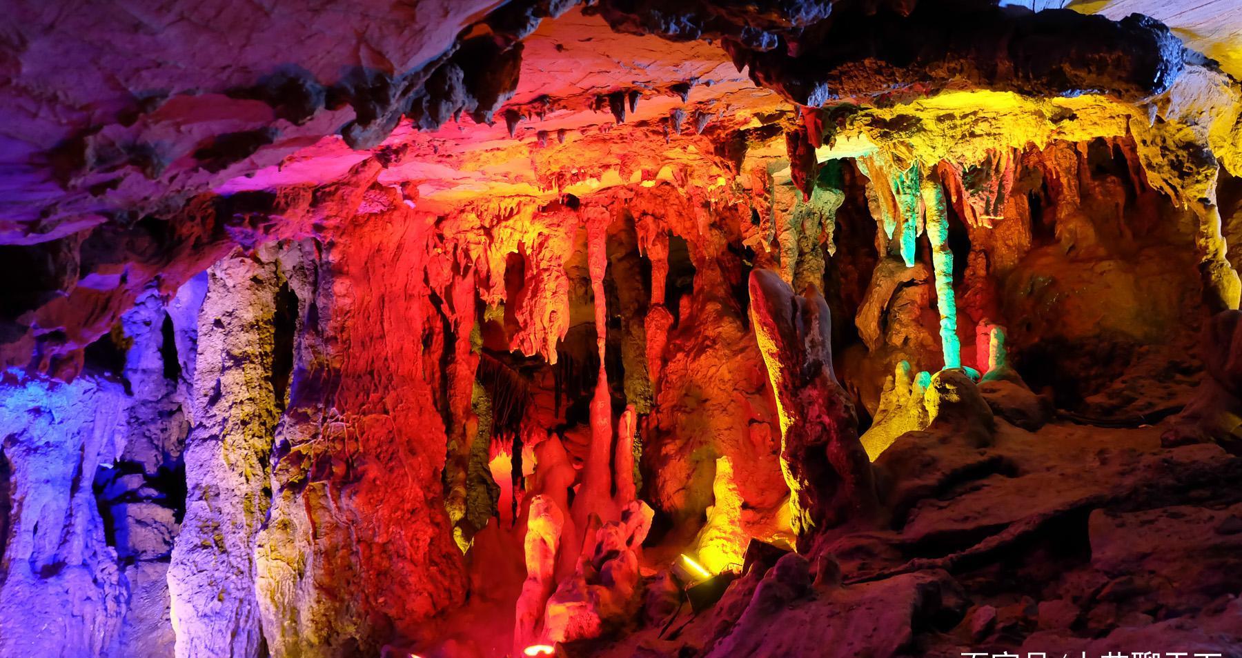 弥勒白龙洞是云南省第二批省级风景名胜区