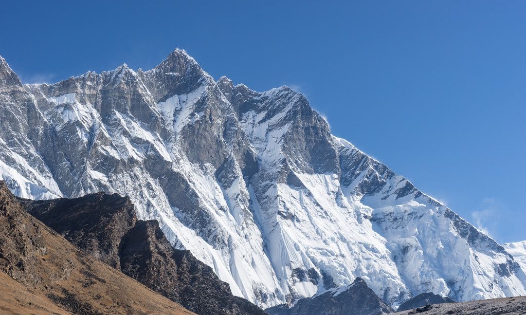 洛子峰藏语称之为"丁结协桑玛",意思是"青色美貌的仙女"