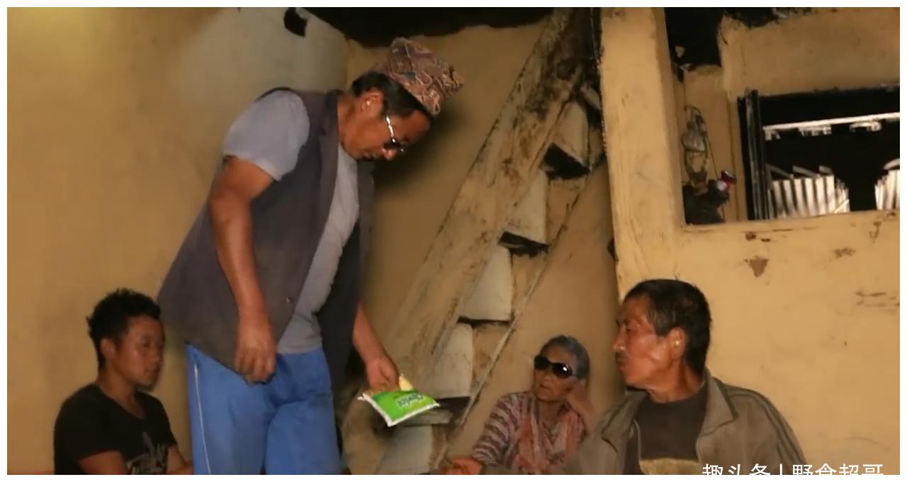 来尼泊尔村长家蹭饭,红烧肉配米饭,发现他们有一个很不好的习惯