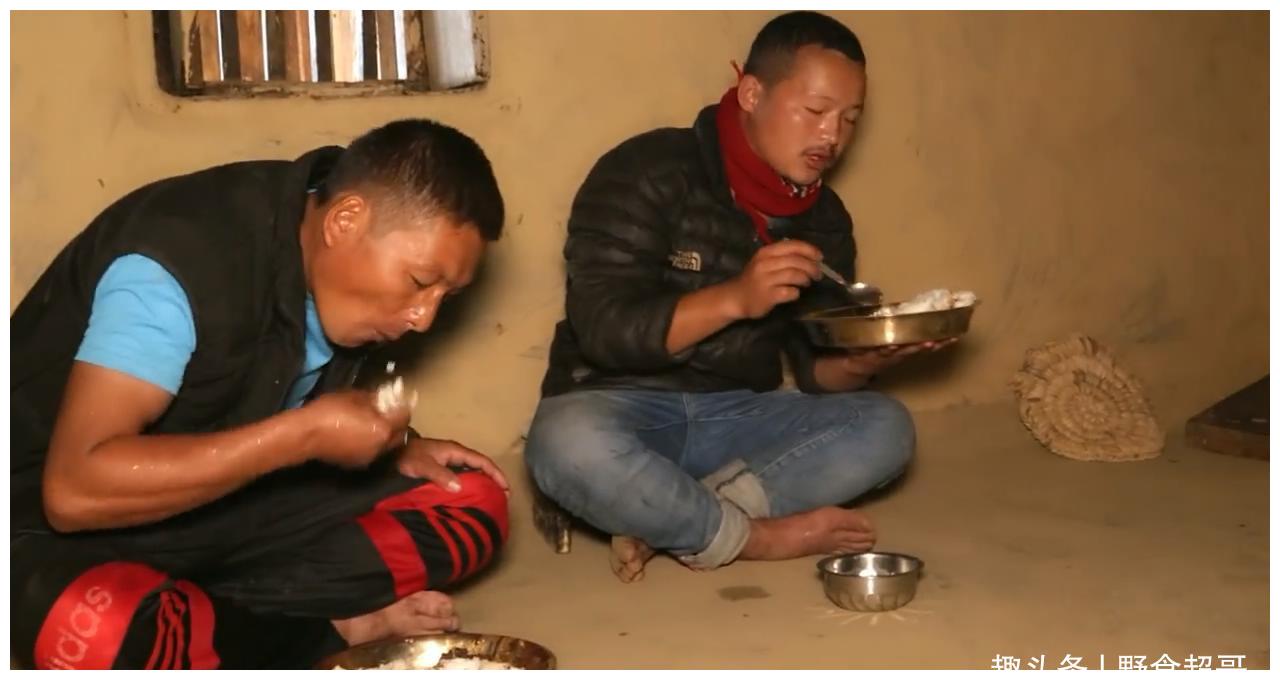 来尼泊尔村长家蹭饭,红烧肉配米饭,发现他们有一个很不好的习惯