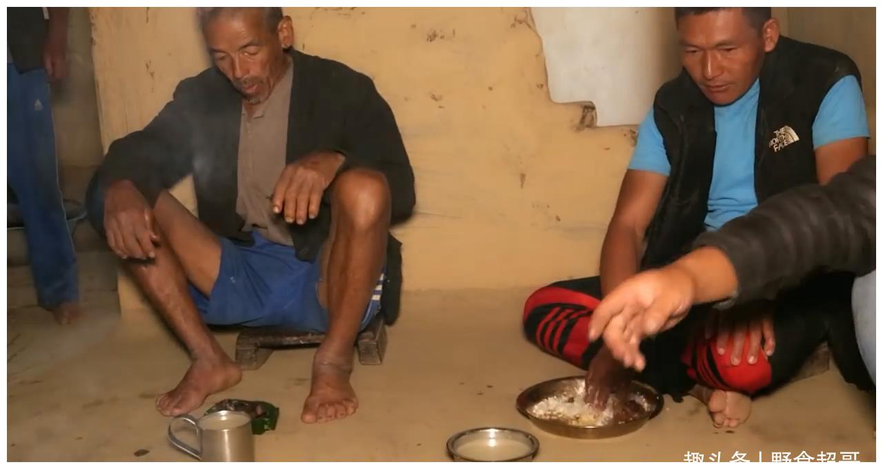 来尼泊尔村长家蹭饭,红烧肉配米饭,发现他们有一个很不好的习惯