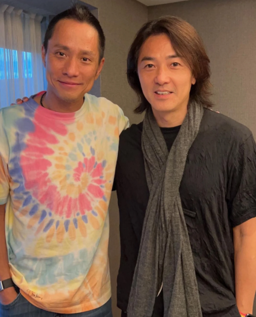 54岁郑伊健近照曝光与豪门千金聚会开心灿笑一脸冻龄