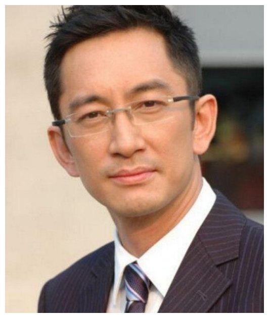 他是娱乐圈第一男神,娶小21岁娇妻,家产被老婆败光后与女儿生活