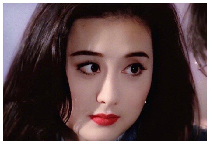 《一帘幽梦》陈德容饰演的紫菱,眼神无辜,楚楚可怜,梦幻的女孩