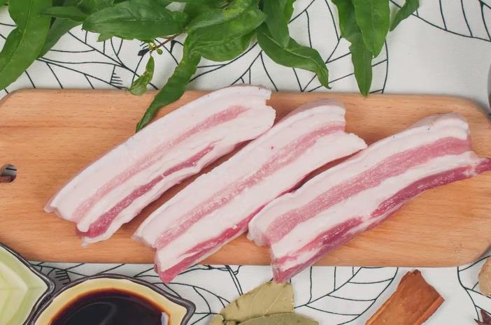 【原料说明】:在这里的话,笔者建议买五花肉一定要买那种两层肥两层厚