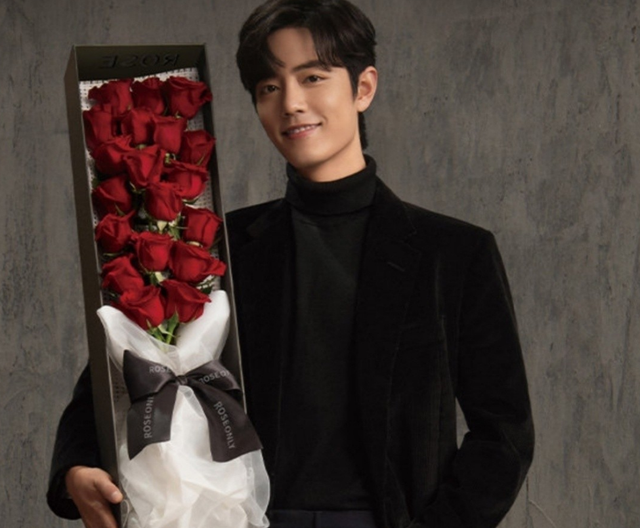 肖战2021年的第一束玫瑰超美!
