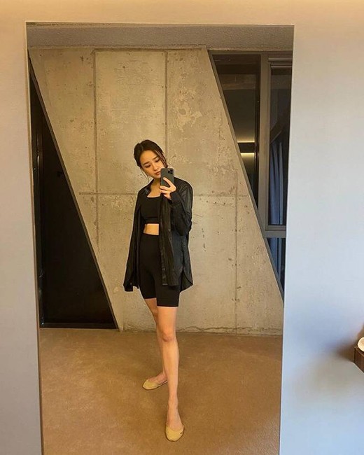 韩国原花样体操运动员孙妍在发照 穿健身装秀曲线