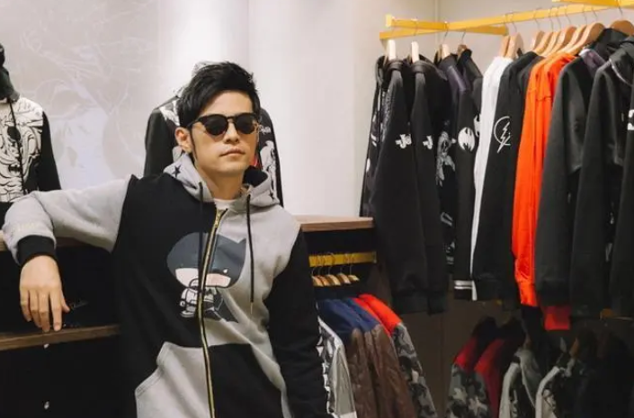 40岁余文乐外国街头被偶遇!身材壮硕挺拔,戴20万手表精致帅气休闲区蓝鸢梦想 - Www.slyday.coM 40岁余文乐外国街头被偶遇!身材壮硕挺拔,戴20万手表精致帅气休闲区蓝鸢梦想 - Www.slyday.coM