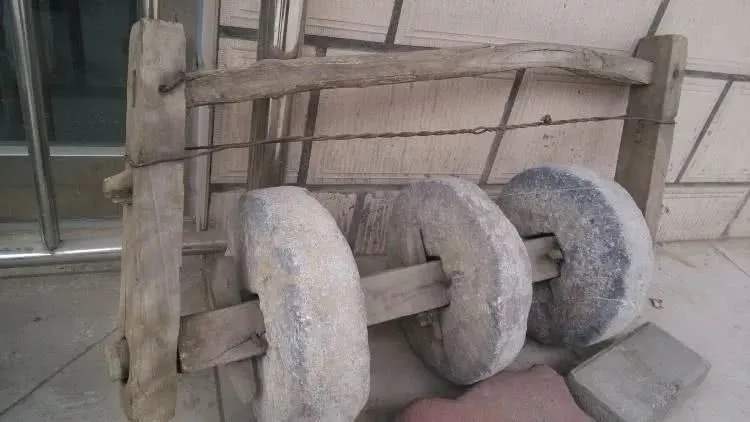 那就是犁子,耙,耩麦耧,砘子,这些农具不一定家家户户都有,但种麦子的