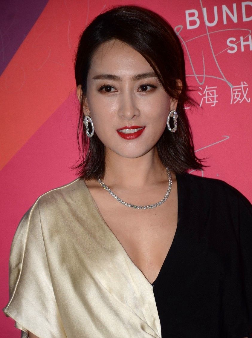 明星美照:图一马苏身穿拼色穿搭,五官精致,气质优雅!