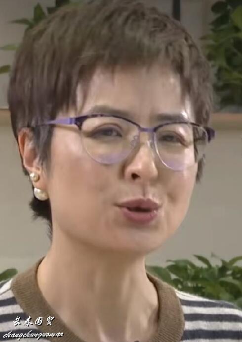 48岁前央视名嘴张泉灵近照曝光,双眼无神显老态,网友直呼认不出