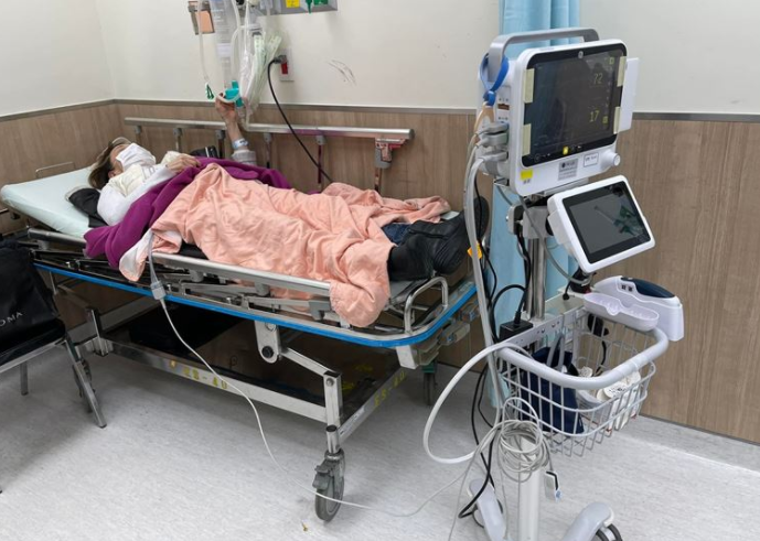 曾患子宫颈癌66岁向娃半夜送急诊憔悴躺病床照曝光