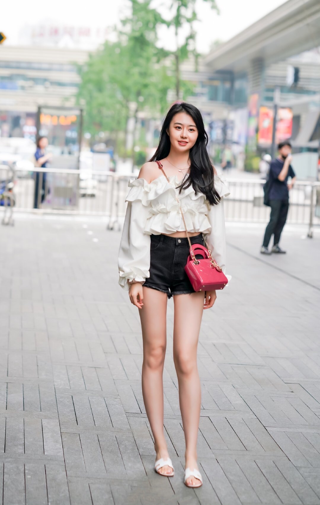 夏天就穿一字肩"荷叶边"上衣,搭配高腰裤,做个朝气的甜心女孩|荷叶边