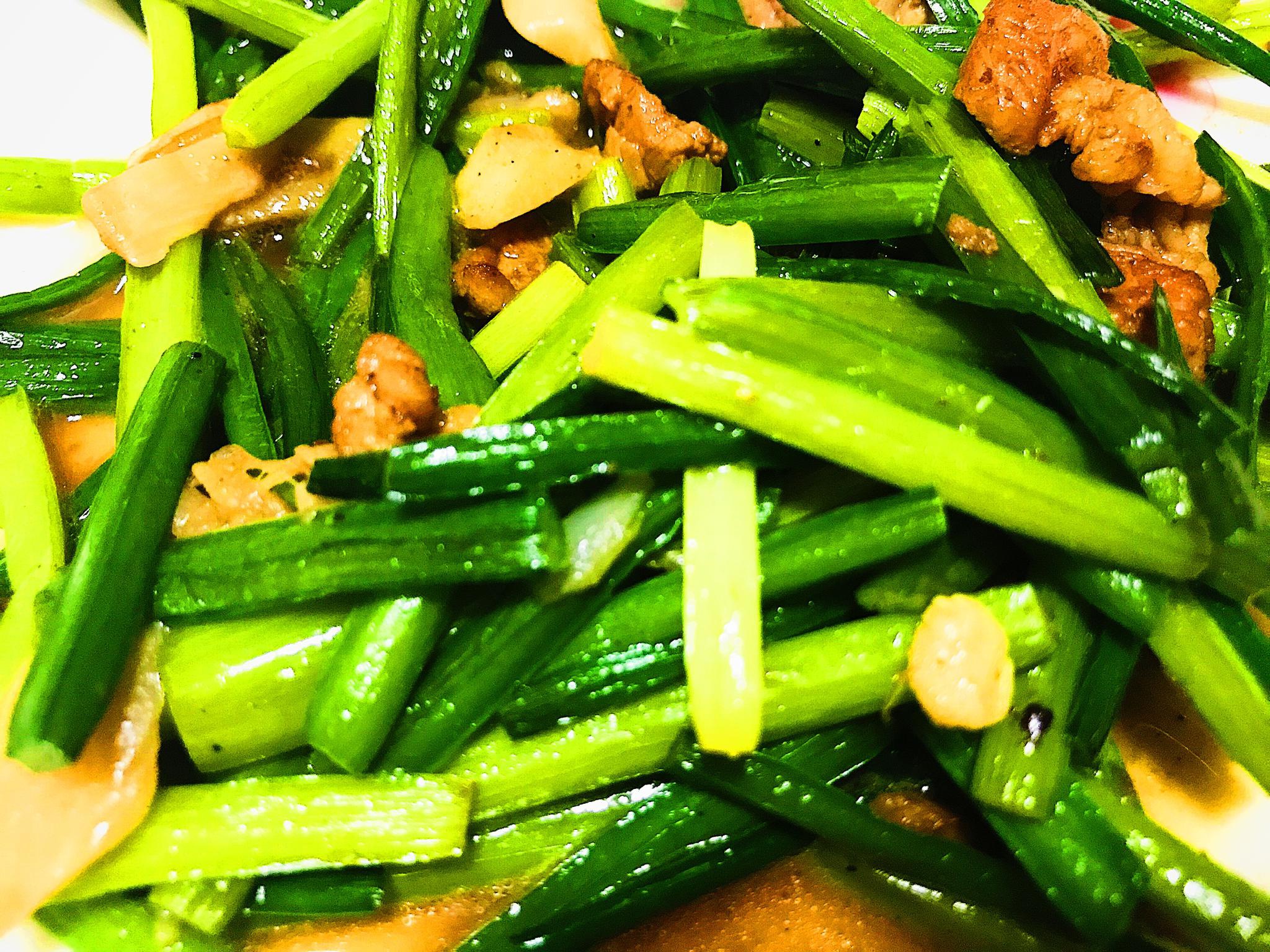 脆嫩的韭苔炒肉脆甜可口做法简单真是美味的家常小炒