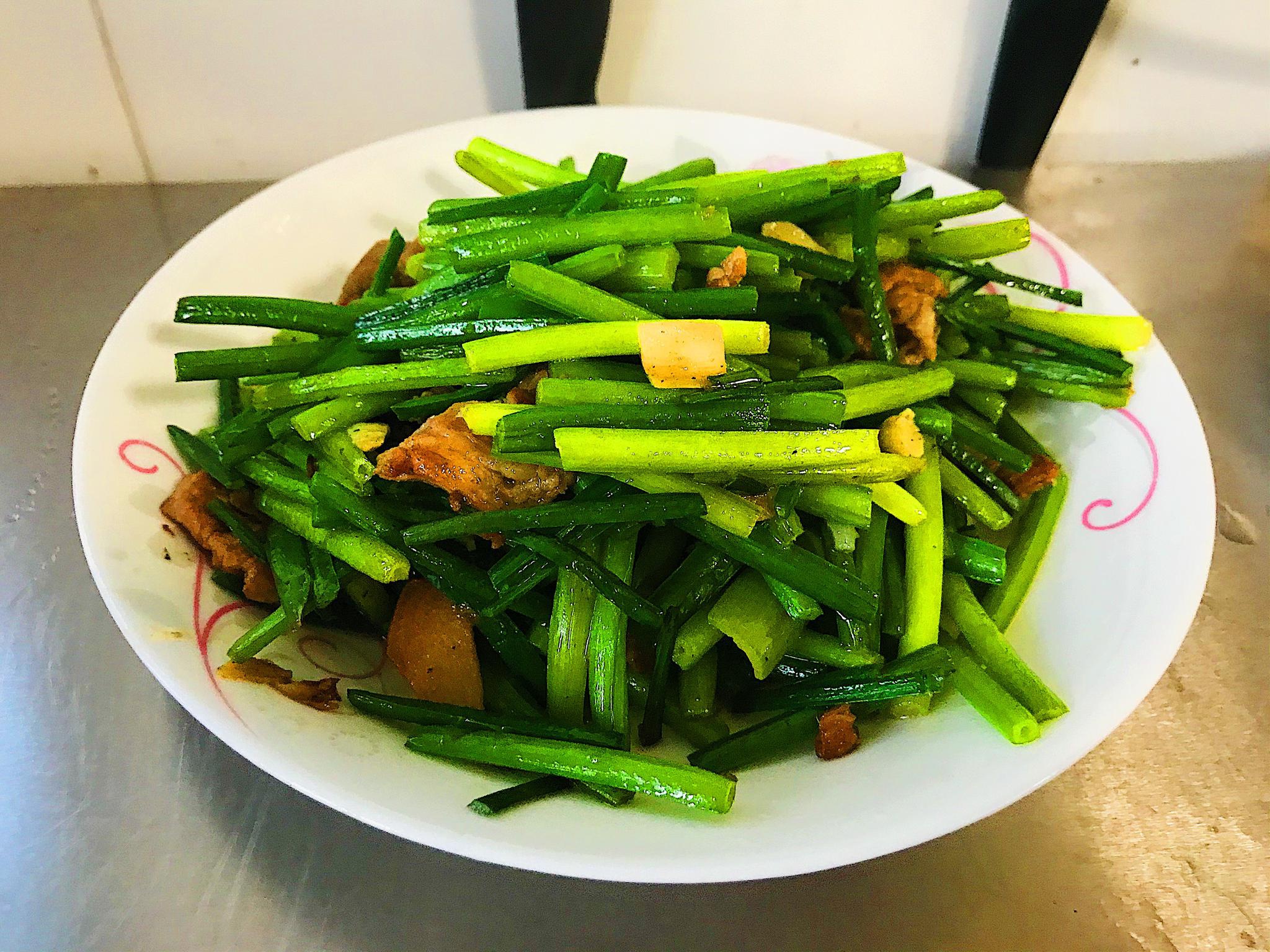 脆嫩的韭苔炒肉脆甜可口做法简单真是美味的家常小炒