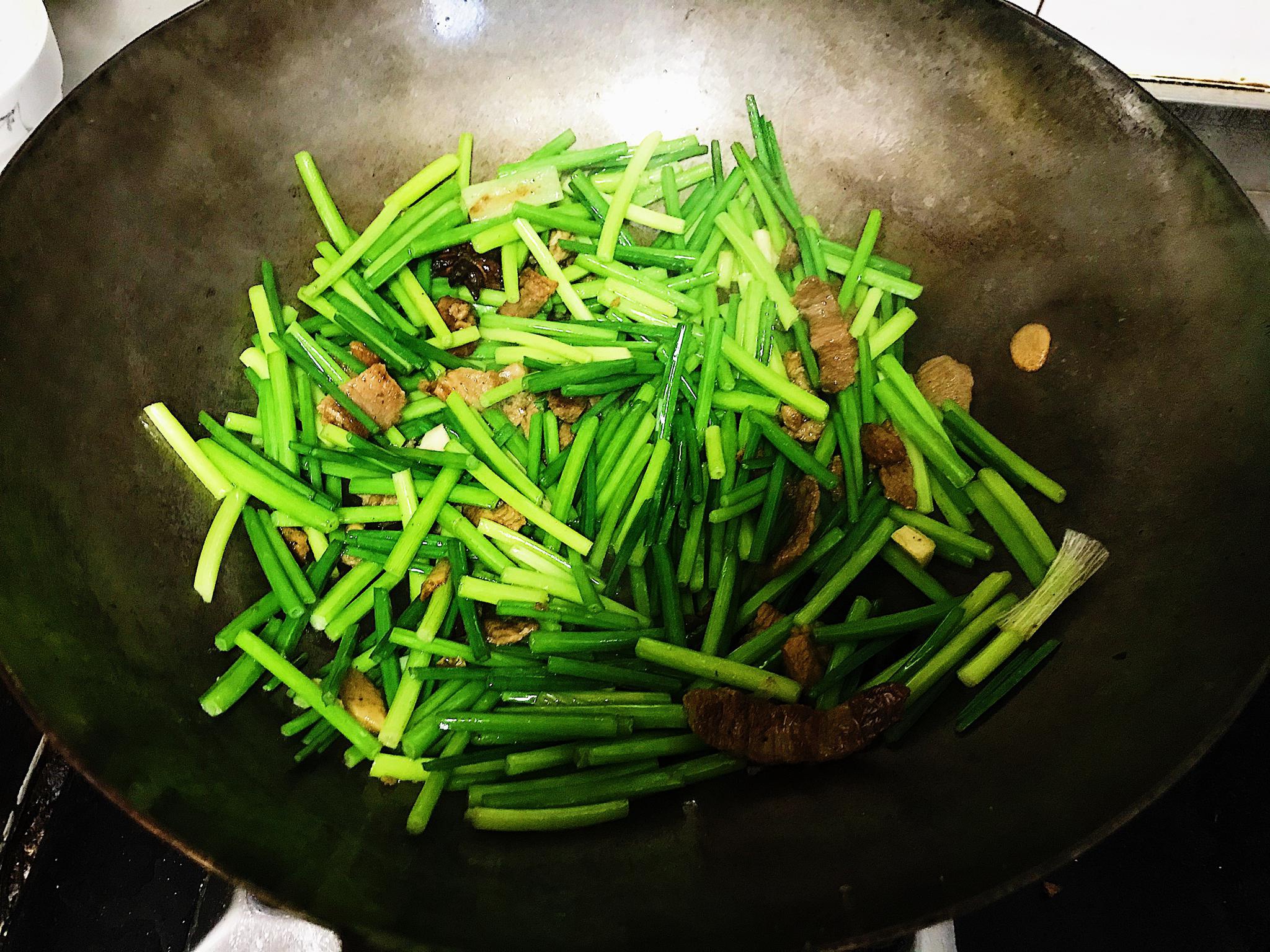 脆嫩的韭苔炒肉脆甜可口做法简单真是美味的家常小炒