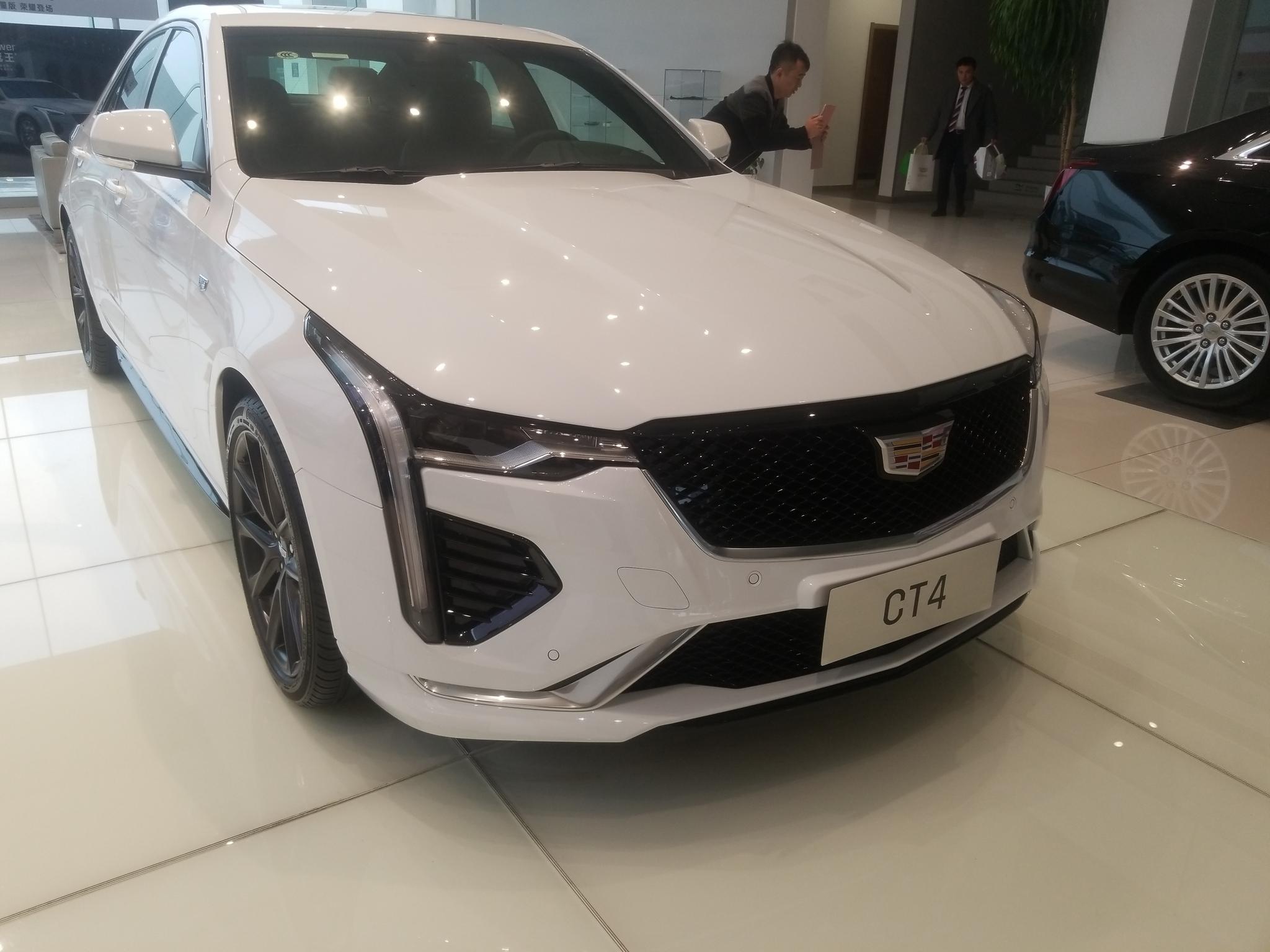 凯迪拉克ct4到店实拍配led车灯轴距2775毫米搭载20t动力
