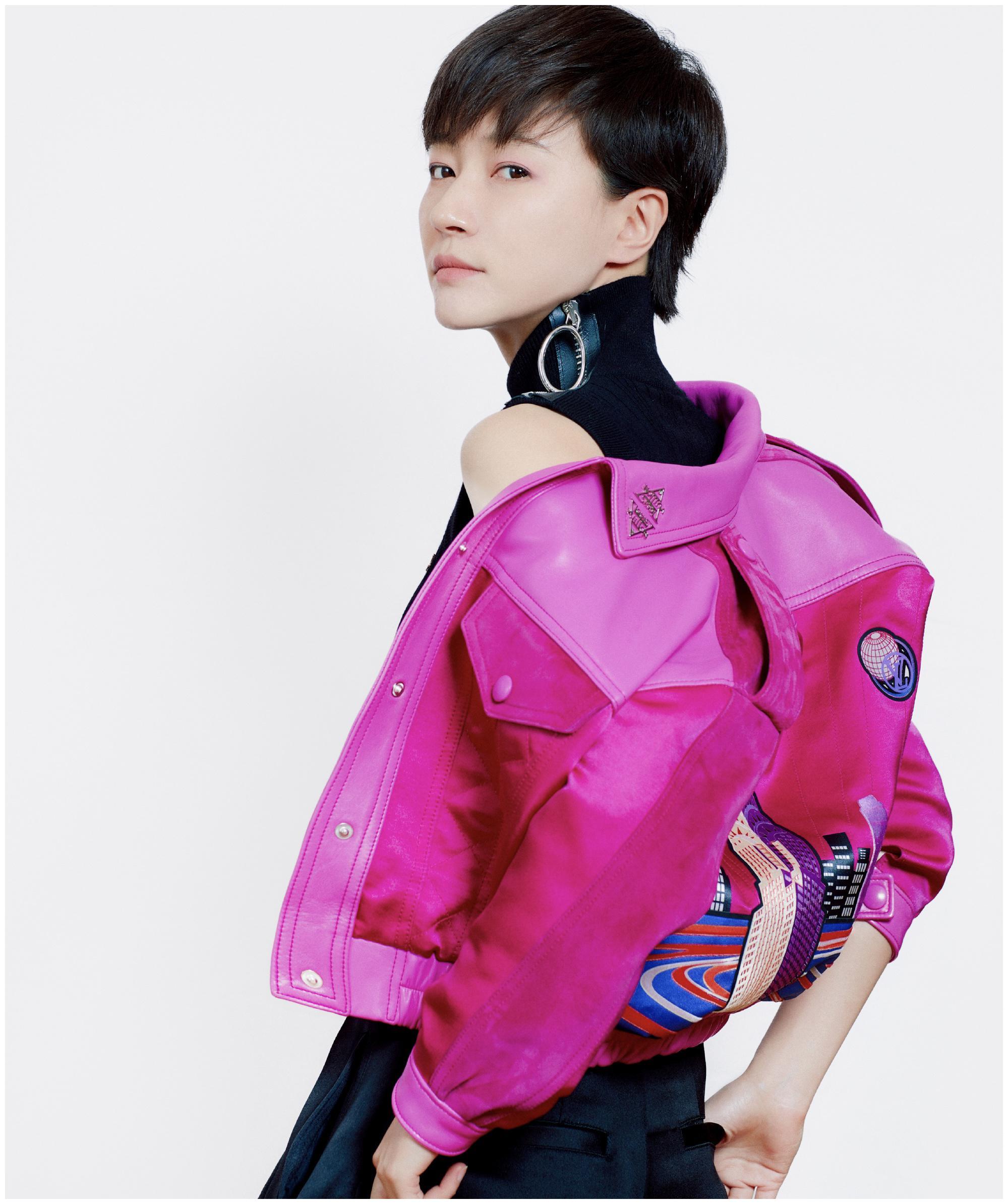 曾搭档张若昀演女法医,今牛仔裤短靴大牌包,焦俊艳帅气干练