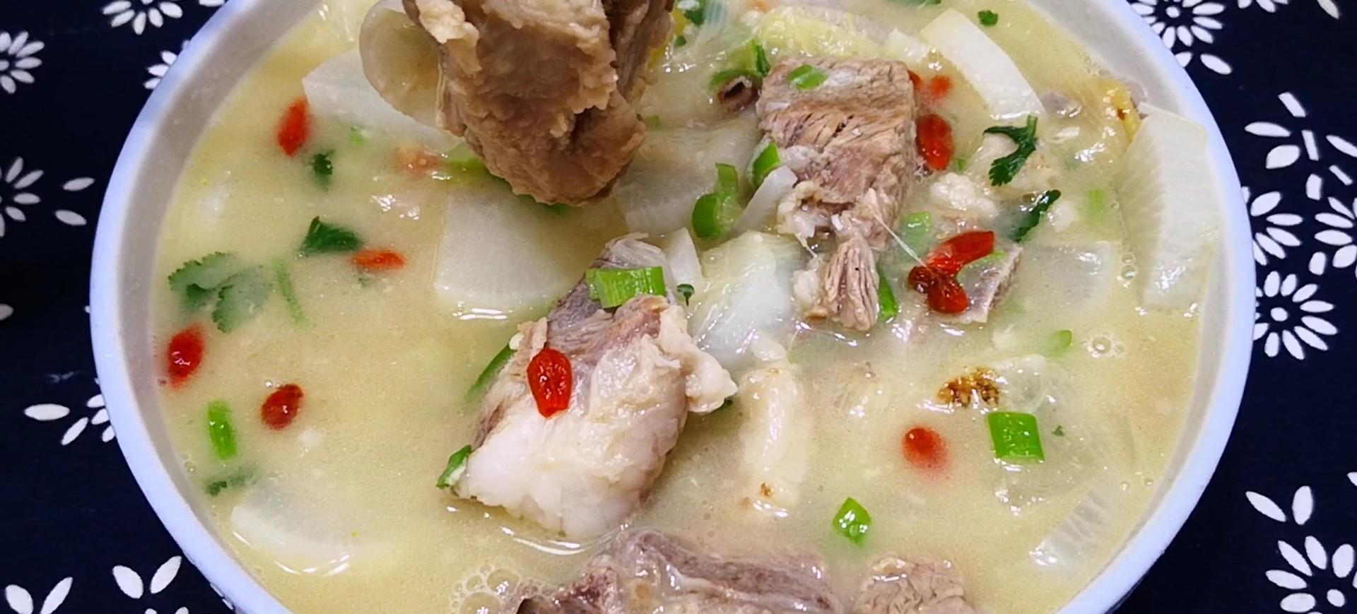 1 / 8 导语:炖羊肉汤,切记不要直接炖,诀窍告诉你,羊肉汤浓肉香,不膻