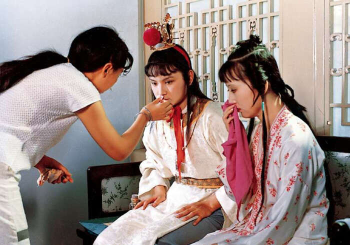 87版《红楼梦》幕后花絮:化妆师给演员现场化妆补妆,好认真