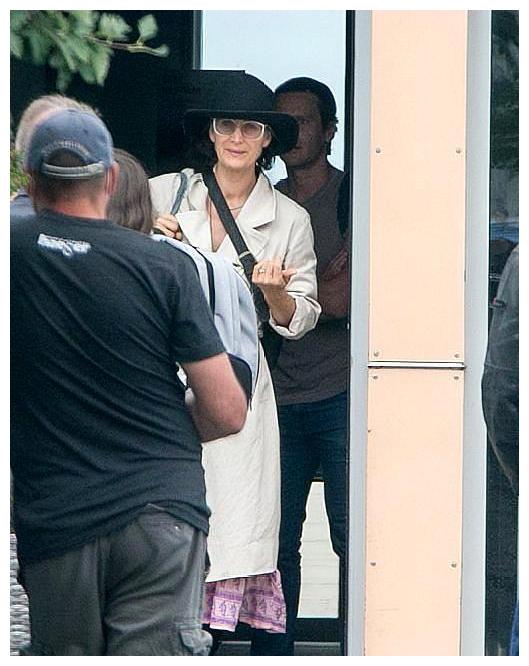 基努里维斯和女友面带笑容现身机场将继续拍摄黑客帝国4