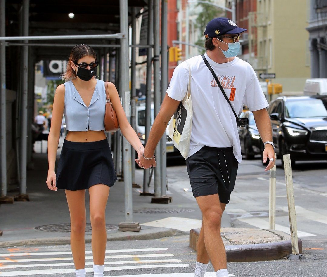 凯雅·杰柏穿黑色短裙和男友手牵手秀恩爱,尽显青春活力之美