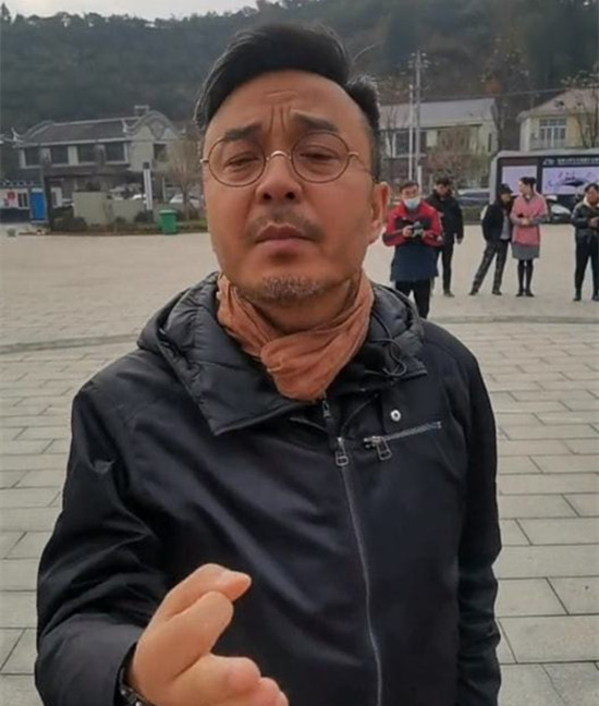 湖南卫视主持人汪涵近照曝光,两鬓斑白显苍老,网友直呼认不出|近照曝