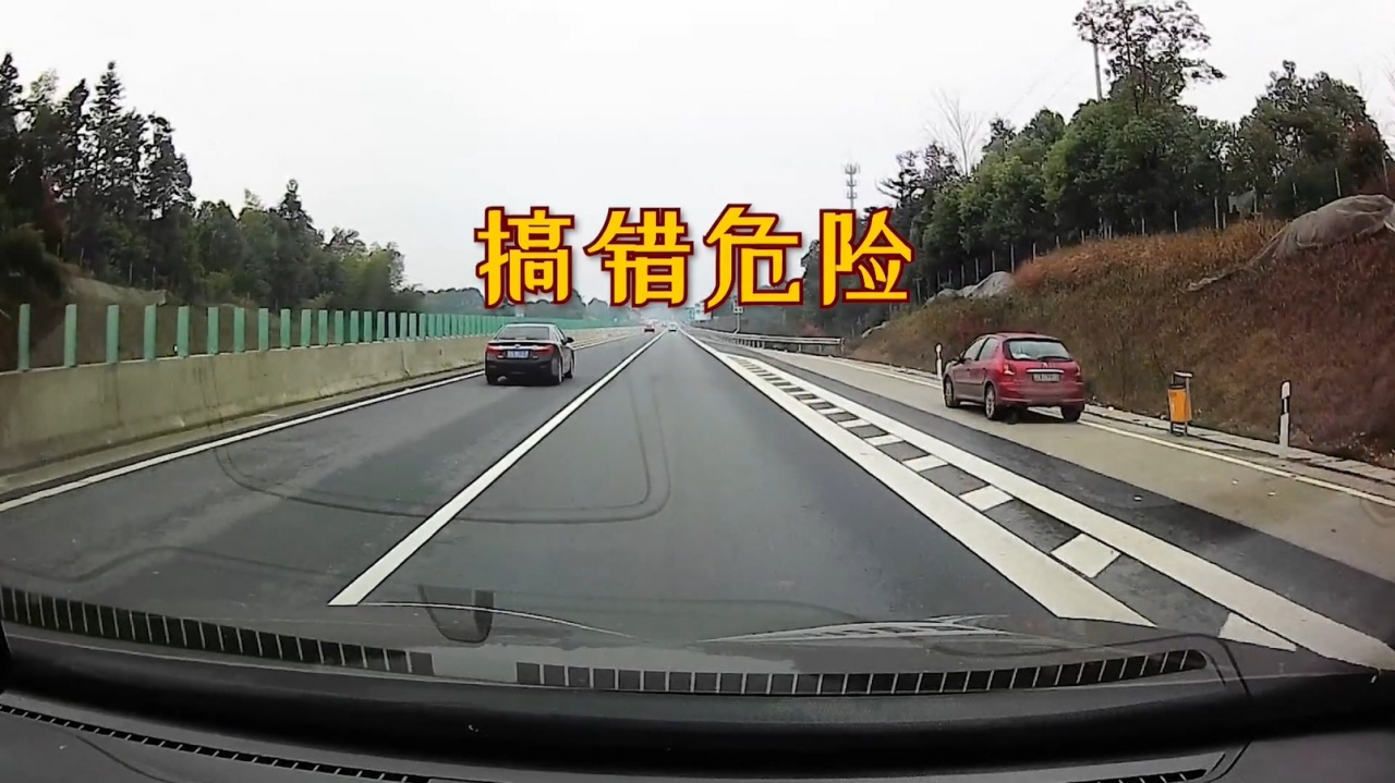 应急车道从字面上可以理解它是一个车道,只不过前面加了一个特定的