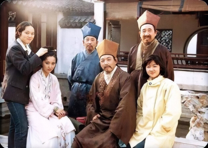 87版《红楼梦》幕后花絮:化妆师给演员现场化妆补妆,好认真